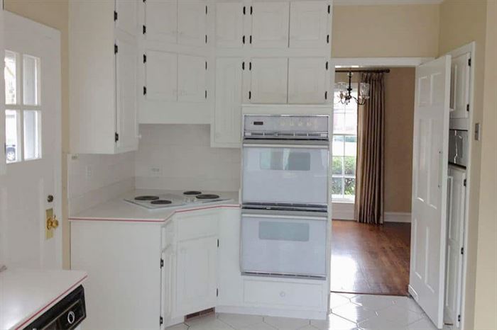 Kitchen oven and cabinets before before renovation