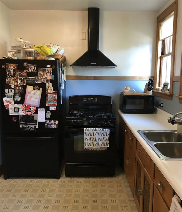 Outdated kitchen before remodel