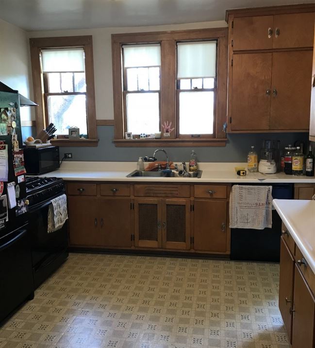 Outdated kitchen before remodel