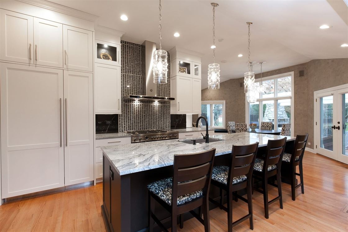 large eat-in kitchen island