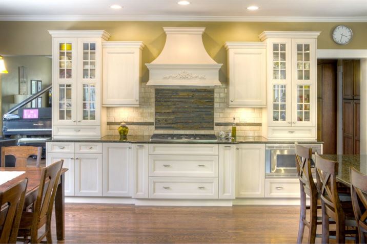 beautiful range with abstract backsplash and symmetrical cabinetry